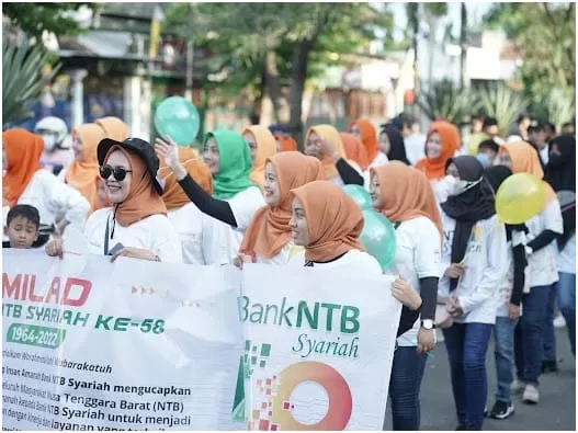 Foto : Memeriahkan Milad Bank NTB Syariah yang ke-58 tahun ini, pihak Bank NTB Syariah Cabang Sumbawa menggelar berbagai kegiatan, salah satunya jalan sehat bersama keluarga besar Bank NTB Syariah se-Kabupaten Sumbawa pada 2 Juli 2022 lalu.   
