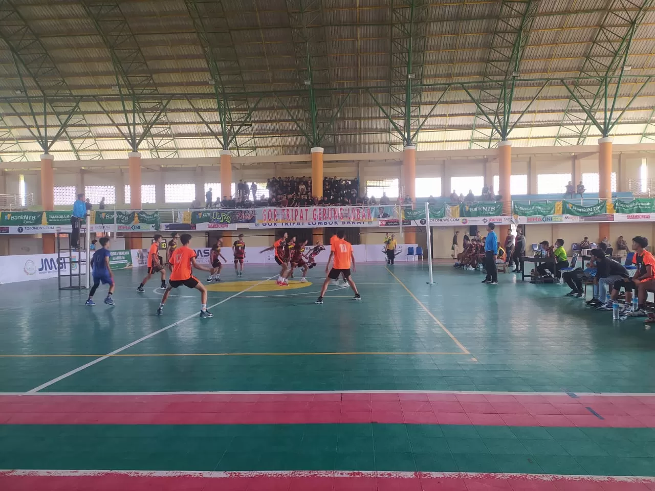 Tim voli putra Kabupaten Bima melangkah ke final Turnamen Bola Voli Pelajar Piala Gubernur NTB 2022  (Foto : istimewa)  