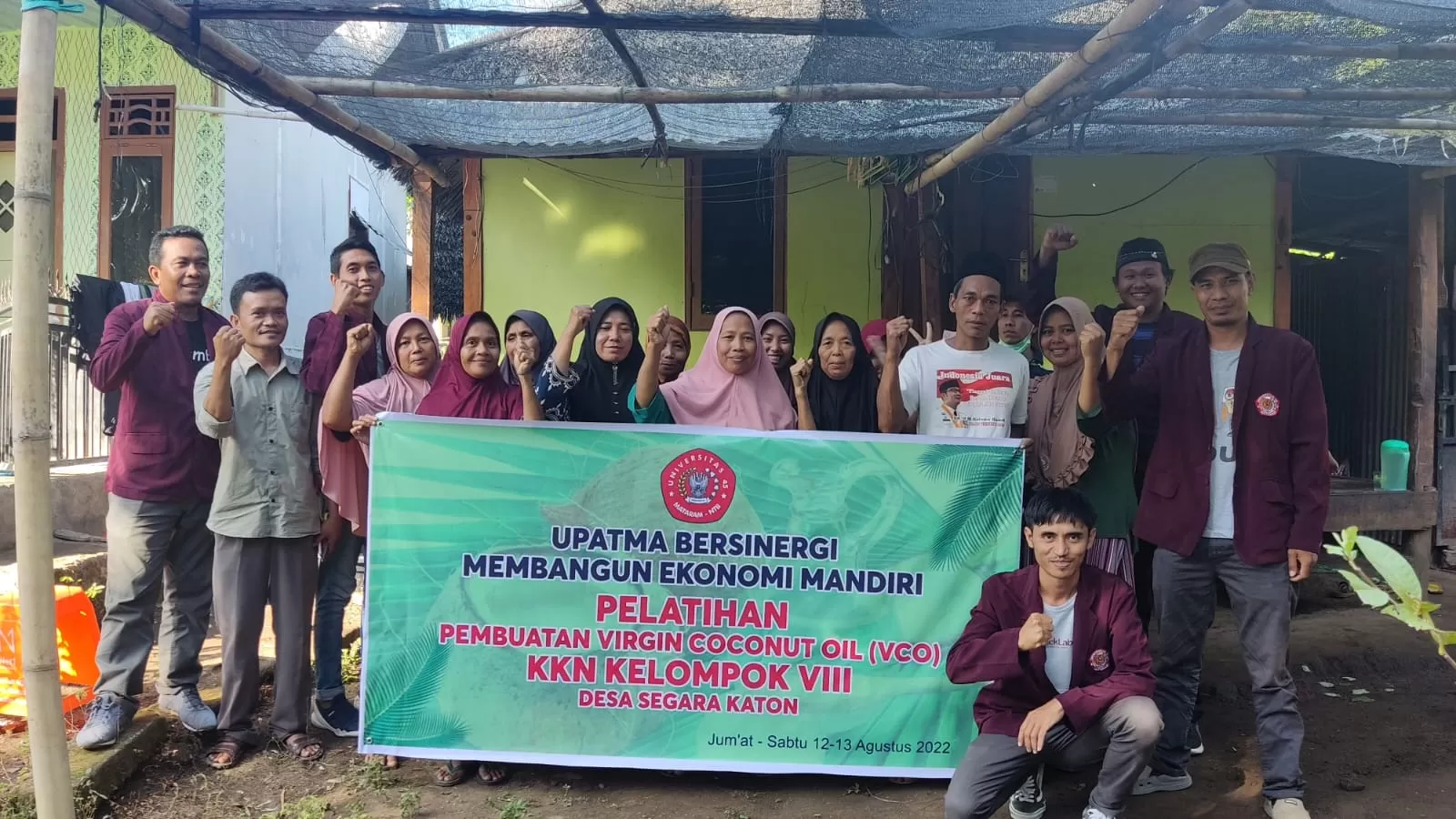 KKN Upatma menggelar pelatihan peningkatan kapasitas pembuatan Virgin Coconut Oil (VCO) untuk Kelompok Wanita Tani (KWT) Kembang Kerurak,Dusun Kerurak Desa Segara Katon Kecamatan Gangga (13/8/2022). (Foto :Istimewa)  