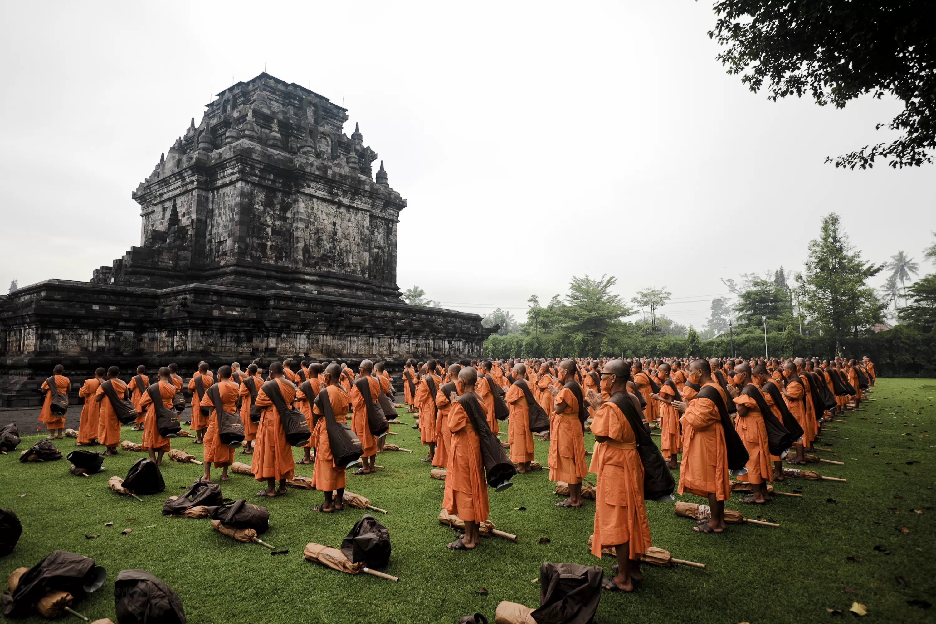 Prosesi Tudong Pabajja Samanera, Berawal dari Candi Mendut ke Borobudur -  Suara Timur Daily