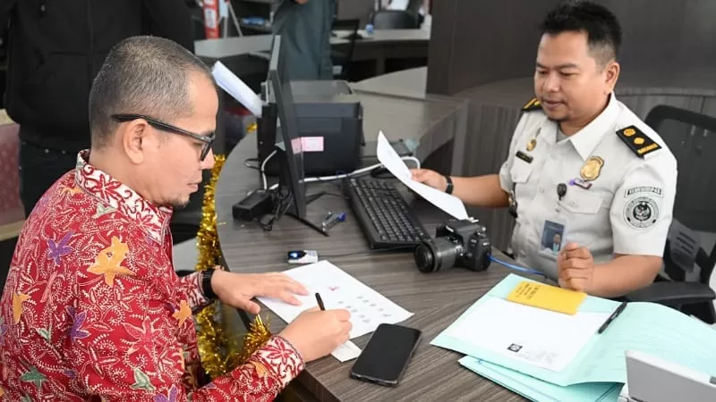 Petugas Imigrasi Agam saat melayani pengurusan paspor di MPP Bukittinggi. (Foto: Pemko Bukittinggi)