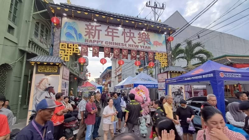 Perayaan Imlek 2577 Kongzili di Kota Padang menghadirkan Pasar Malam. Sejumlah masyarakat berbondong-bondong mendatangi kawasan Kota Tua tersebut pada Rabu (28/1/2026) sore. (Dok. Muhammad Aidil/Sumbar Daily)