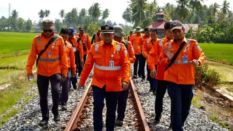 Kepala KAI Divre II Sumbar, Muhammad Tri Setyawan (tengah) memimpin pengecekan jalur kereta api di jalur Kurai Taji-Cimparuh jelang Ramadan dan Lebaran 2026. (Dok. KAI)