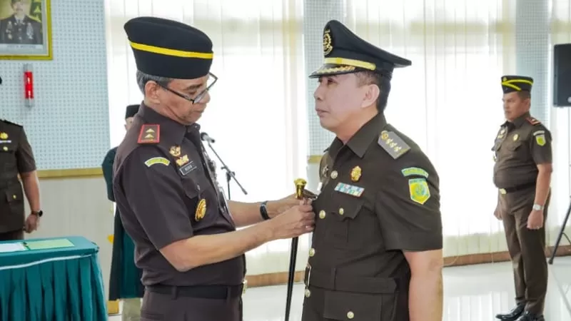 Kepala Kejaksaan Tinggi Sumatera Barat (Kajati Sumbar), Muhibuddin melantik Asisten Pidana Militer (Aspidmil) yang baru, Askari, Rabu (28/1/2026) pagi. (Dok. Penkum)