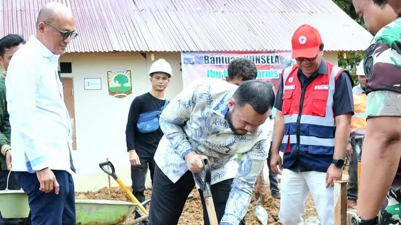 Wali Kota Padang, Fadly Amran meletakkan batu pertama pertanda dimulainya pembangunan hunian tetap (huntap) yang digagas oleh Kamar Dagang dan Industri Sumatera Barat (Kadin Sumbar). Pembangunan huntap itu menggunakan Semen Padang Block (Sepa Block) yang dirancang tahan gempa bumi dan banjir bandang. (Dok. Prokopim)