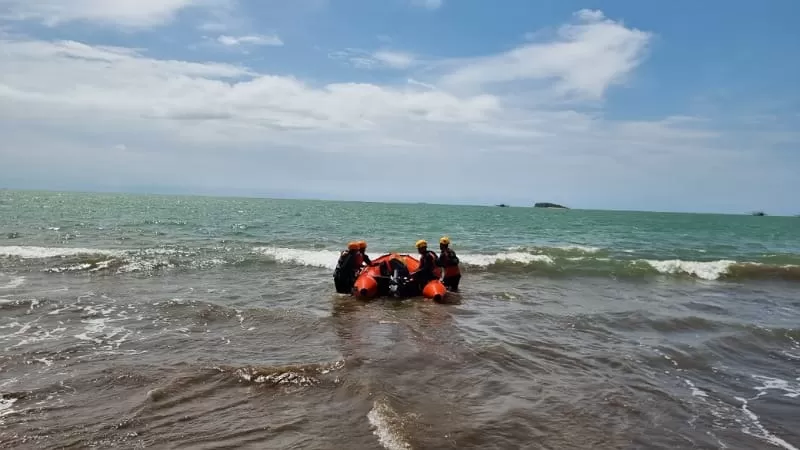 Tim SAR Gabungan melakukan pencarian terhadap seorang bocah yang hilang usai mandi-mandi di kawasan Ujung Batu, Kelurahan Pasia Nan Tigo, Kecamatan Koto Tangah, Kota Padang pada Sabtu (31/1/2026) siang. (Dok. Basarnas)