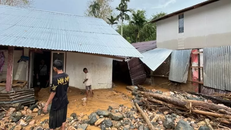 Hujan deras yang terjadi pada Sabtu (31/1/2026) sore di kawasan Pasa Lalang. Kecamatan Kuranji, Kota Padang membuat sejumlah masyarakat setempat dievakuasi dan menghantam rumah warga hingga jebol. (Dok. Pusdalops PB)