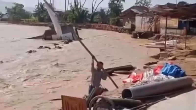 Warga Kompleks Griya Permata II, Kelurahan Tabiang Banda Gadang, Kecamatan Nanggalo, Kota Padang, mengangkat bendera putih sebagai bentuk rasa menyerah usai rumah disapu banjir bandang. (Dok. Tangkapan Layar)
