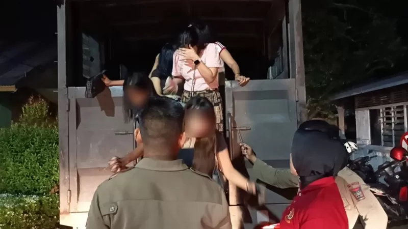 Sejumlah perempuan dibawa ke Kantor Satpol PP Kota Padang dalam razia yang digelar pada Jumat (9/1/2026) dini hari. (Dok. Satpol PP Padang)