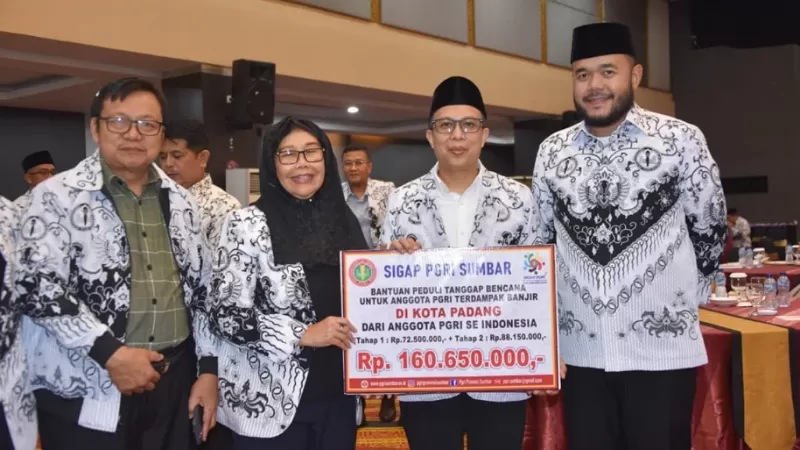 Penyerahan bantuan kemanusiaan dari PB PGRI kepada tenaga pendidik korban terdampak bencana. Penyerahan dilakukan secara simbolis kepada Wali Kota Padang, Fadly Amran pada Sabtu (17/1/2026) malam. (Dok. Prokopim)