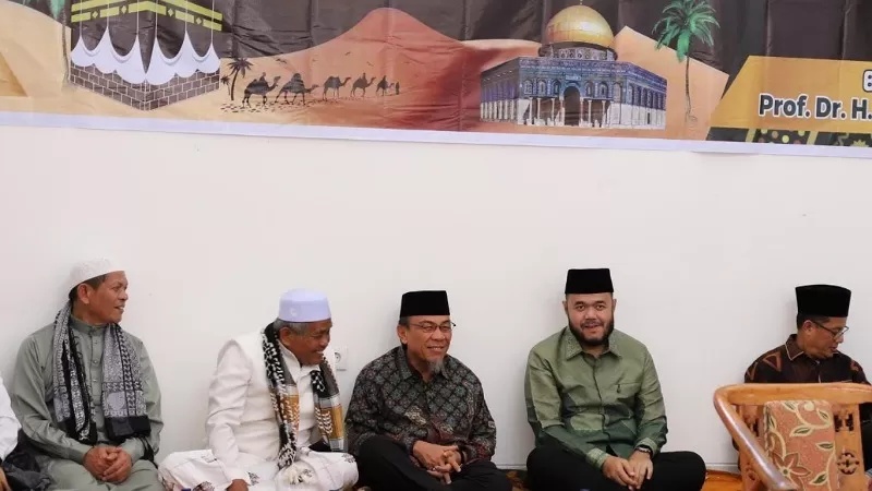 Wali Kota dan Wakil Wali Kota (Wawako) Padang menghadiri peringatan Isra' Mi'raj 1447 Hijriah di Pesantren Darul 'Ulum, Kelurahan Lubuk Minturun, Kecamatan Koto Tangah pada Minggu (18/1/2026) siang. (Dok. Prokopim)
