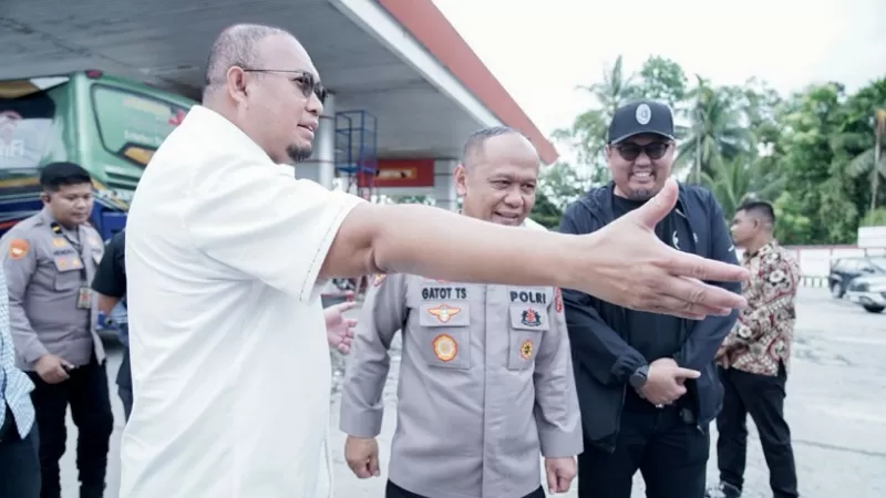 Dari kiri ke kanan: Wakil Ketua Komisi VI DPR RI, Andre Rosiade, Kapolda Sumbar Irjen Gatot Tri Suryanta dan Perantau Minang yang juga Sekjen DPP IKM, Braditi Moulevey Rajo Mudo di sela-sela kunjungan ke lokasi penertiban tambang ilegal beberapa waktu lalu. (Dok. Tim BM)