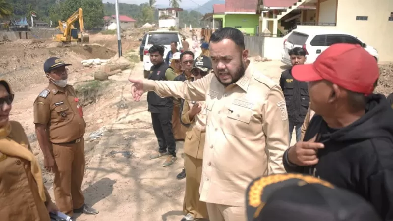 Wali Kota Padang, Fadly Amran turun langsung meninjau proses pengerukan sedimen di kawasan Bendungan Gunung Nago, Senin (26/1/2026) siang. (Dok. Prokopim)