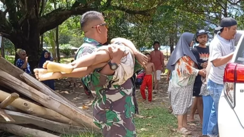 Prajurit TNI mengevakuasi salah satu bocah meninggal dunia usai mandi-mandi di kawasan Ujung Batu, Kelurahan Pasia Nan Tigo, Kecamatan Koto Tangah, Kota Padang pada Sabtu (30/1/2026) siang. (Dok. BPBD)