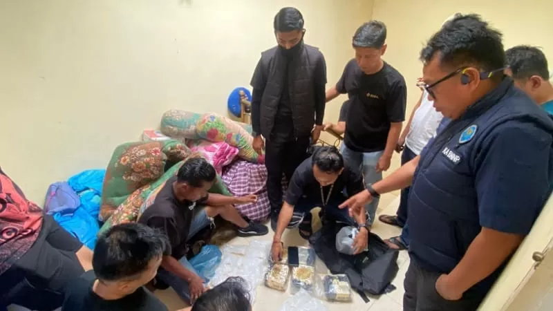 Kepala Badan Narkotika Nasional Provinsi Sumatera Barat (BNNP Sumbar), Brigjen Pol Ricky Yanuarfi memimpin penggerebakan gudang sabu-sabu di Kota Bukittinggi beberapa waktu lalu. (Dok. BNNP Sumbar)