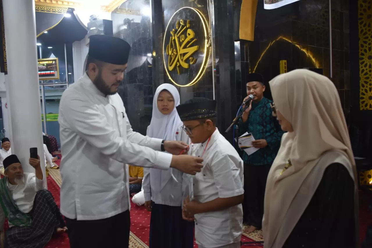 Peresmian Pesantren Ramadan tingkat Kota Padang dibuka langsung oleh Wali Kota Padang, Fadly Amran, usai shalat subuh di Masjid Baitul Haadi Aur Duri Indah, Kelurahan Parak Gadang Timur, Kecamatan Padang Timur, Senin (23/2/2026). Mengusung tema “Pesantren Ramadan Berbasis Smart Surau untuk Padang Juara”, kegiatan ini menjadi momentum penguatan program unggulan Smart Surau. (Dok. Prokopim)