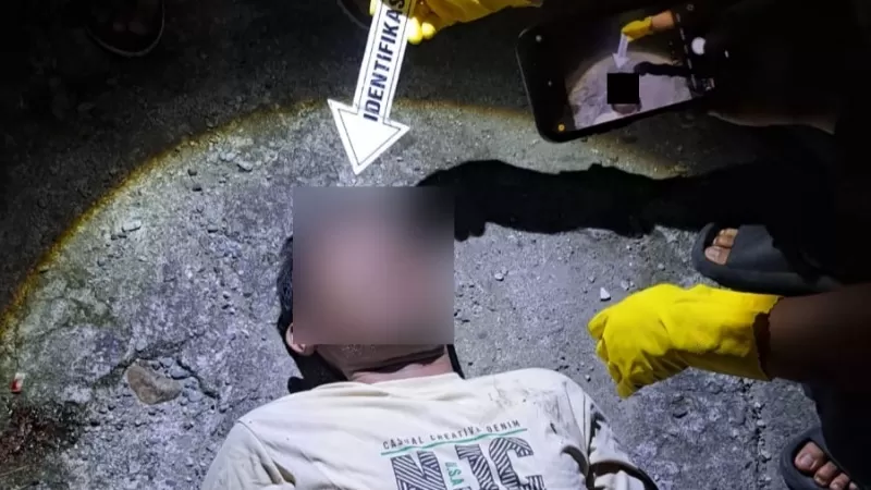 Polisi melakukan olah Tempat Kejadian Perkara (TKP) penemuan mayat bernama Fakhrul Rozi (40) yang ditemukan meninggal tergeletak di kawasan Ulak Karang Selatan, Kota Padang pada Rabu (4/2/2026) malam. (Dok. Polsek Padang Utara)