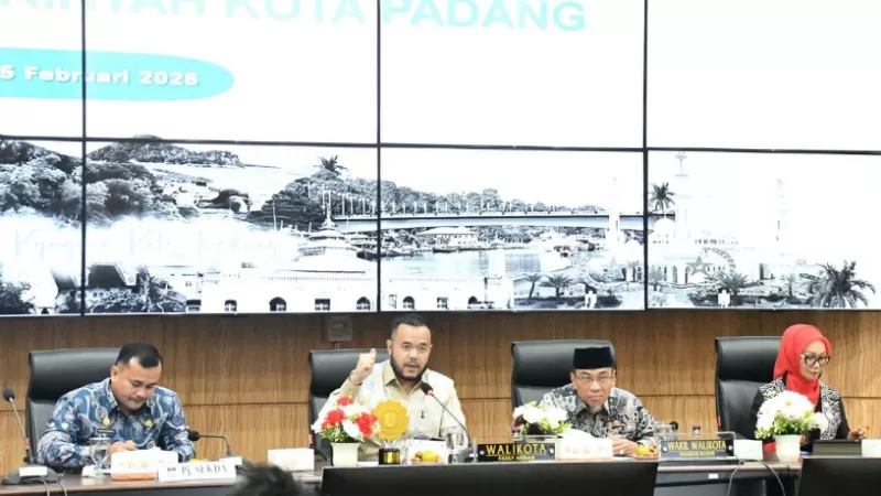 Rapat staf bulanan Organisasi Perangkat Daerah (OPD) di lingkungan Pemerintah Kota (Pemko Padang) pada Kamis (5/2/2026) pagi. Wali Kota Fadly Amran (tengah) meminta seluruh jajarannya agar bekerja berbasiskan target dan hasil, bukan sebatas rutinitas atau seremonial belaka. (Dok. Prokopim)