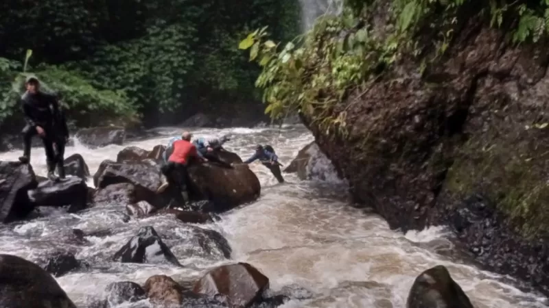 Tim SAR Gabungan mencari Asmadi (45), warga Desa Lubuk Pauh, Kecamatan Gunung Tujuh, Kabupaten Kerinci, Provinsi Jambi yang hanyut di sungai kawasan Pulau Lebar, Kecamatan Sangir, Kabupaten Solok Selatan (Solsel), Sumatera Barat (Sumbar). Hingga hari keempat, Kamis (5/2/2026) sore, keberadaan korban masih belum diketahui. (Dok. Basarnas)