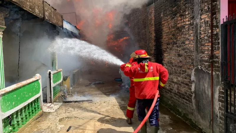 Petugas Dinas Pemadam Kebakaran (Damkar) Kota Padang memadamkan api yang menghanguskan rumah, kontrakan dan bangunan di SDN 05 Surau Gadang, Kecamatan Nanggalo pada Jumat (6/2/2026) siang. (Dok. Padang Fire Fighter)