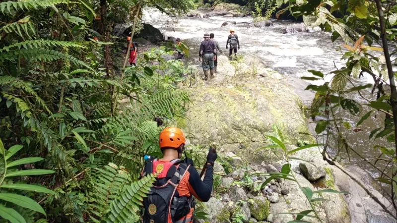 Tim SAR Gabungan mencari Asmadi (45) warga Kabupaten Kerinci, Provinsi Jambi yang hilang sejak sepekan terakhir. Hingga hari ketujuh pencarian, korban tak kunjung ditemukan dan dinyatakan hilang. (Dok. Basarnas)