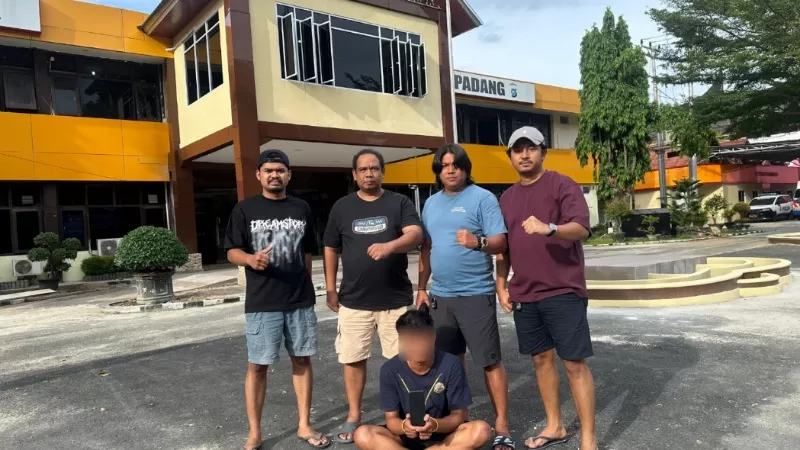 Tim 1 Klewang Polresta Padang menangkap seorang karyawan di tempat hiburan malam yang mencuri telepon seluler (ponsel) pengunjung. Pelaku ditangkap pada Minggu (8/2/2026) sore. (Dok. Polresta Padang)