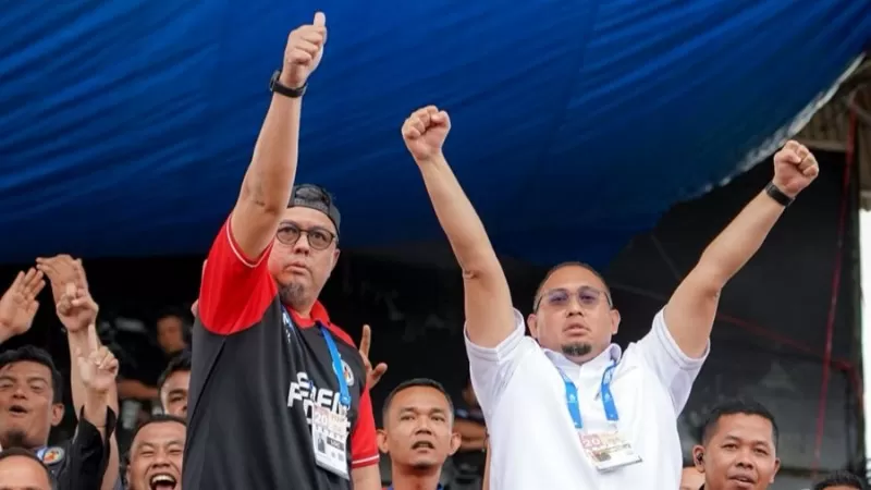 Penasihat dan Komisaris Semen Padang FC, Andre Rosiade-Braditi Moulevey merayakan kemenangan Kabau Sirah atas Persita Tangerang dalam lanjutan putaran kedua kompetisi BRI Super League musim 2025/2026 pada Minggu (8/2/2026) sore. (Dok. Tim BM)