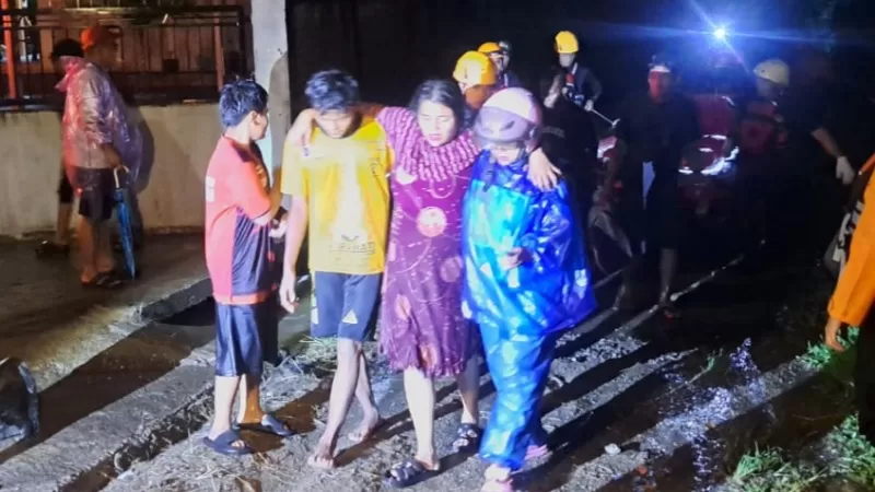 Evakuasi seorang ibu hamil tua akibat rumahnya di kawasan Pegambiran Ampalu Nan XX, Kecamatan Lubuk Begalung, Kota Padang pada Rabu (11/2/2026) malam usai hujan deras yang melanda. (Dok. Pusdalops PB)
