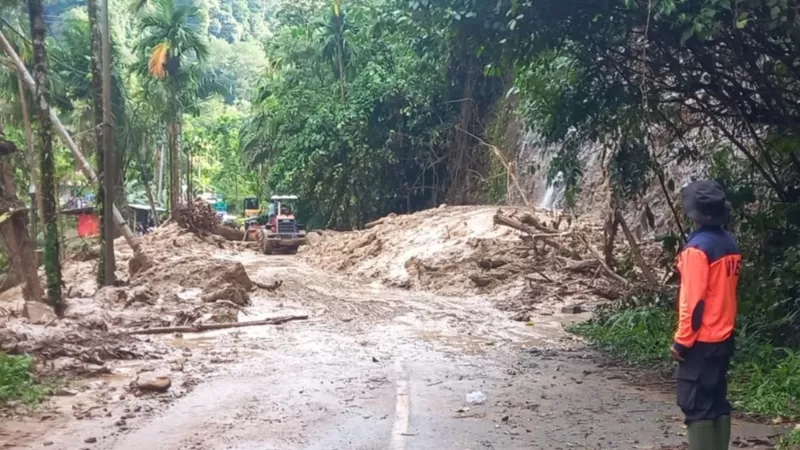 Pembukaan kembali akses jalan di Jorong Lubuak Sao, Nagari Dalko, Kecamatan Tanjung Raya, Kabupaten Agam pada Kamis (12/2/2026) yang sempat tertutup material longsor akibat hujan deras yang melanda wilayah tersebut pada Rabu (11/2/2026) malam. (Dok. BPBD Agam)