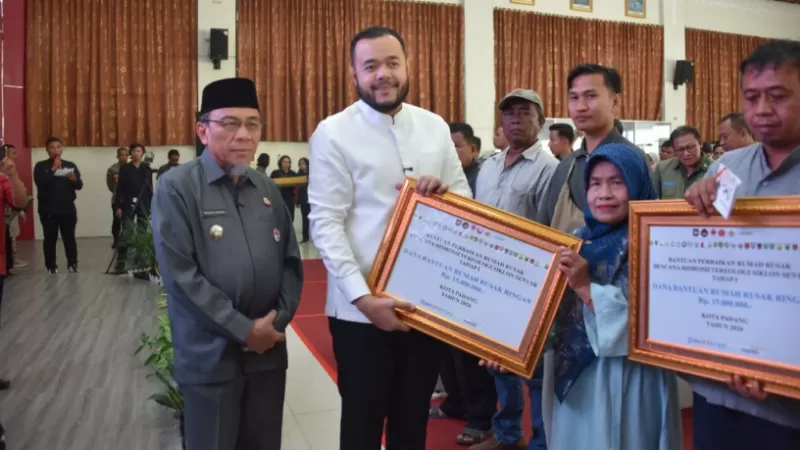 Korban terdampak bencana alam di Kota Padang menerima bantuan tahap 1 dari pemerintah pusat untuk kategori rusak ringan dan sedang. (Dok. Prokopim)