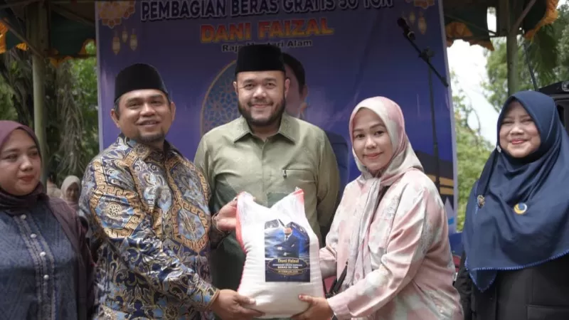Penyerahan beras per Kepala Keluarga (KK) sebanyak 10 kilogram kepada warga dari tokoh masyarakat Indarung, Kecamatan Lubuk Kilangan, Dani Faizal. Penyerahan disaksikan Wali Kota Padang, Fadly Amran. (Dok. Prokopim)