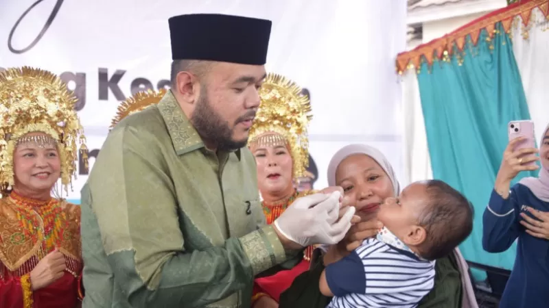 Wali Kota Padang, Fadly Amran memberikan vitamin kepada salah satu balita dalam pembukaan Pekan Posyandu Bidang Kesehatan di Posyandu Pala Indah VIII, Kelurahan Parak Laweh Pulau Air Nan XX, Kecamatan Lubuk Begalung, Sabtu (14/2/2026) siang. (Dok. Prokopim)