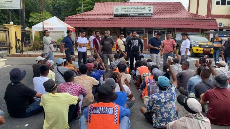 Puluhan preman di kawasan Pasar Raya Padang terjaring razia dalam Operasi Pekat Singgalang 2026, Sabtu (14/2/2026) siang. (Dok. Polresta Padang)