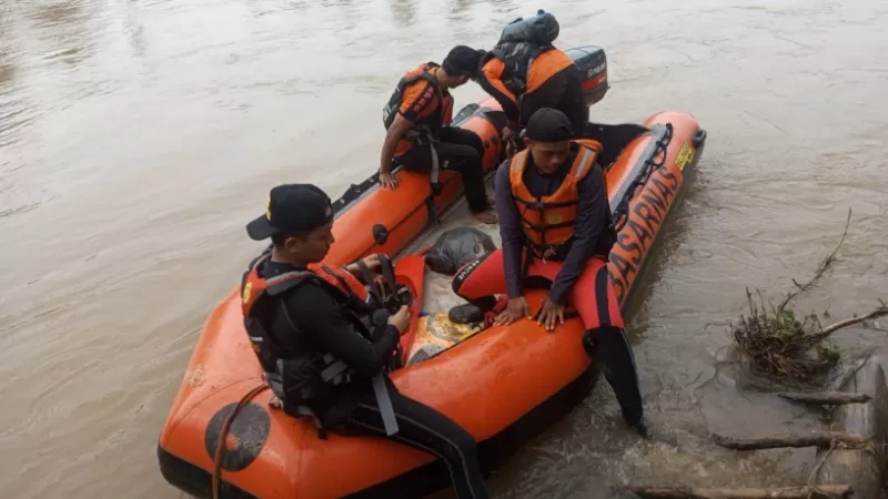 Operasi pencarian seorang remaja bernama Aska (13) yang hilang saat mandi-mandi di Sungai Liku, Kecamatan Ranah Pasisie, Kabupaten Pesisir Selatan (Pessel), Sumatera Barat (Sumbar). Korban dilaporkan hilang sejak Sabtu (14/2/2026) sore. (Dok. Basarnas)