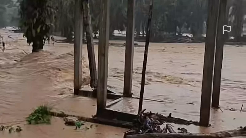 Banjir bandang kembali menghantam Palembayan, Kabupaten Agam pada Senin (16/2/2026) siang. Selain itu, akses jalan juga tertutup karena longsor akibat hujan deras yang terjadi sejak pagi. (Dok. Istimewa)