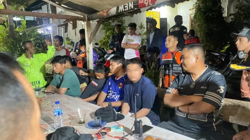 Proses evakuasi lima remaja yang terjebak di Sungai Bangek Padang saat hujan deras Senin (16/2/2026) sore. (Dok. Istimewa)