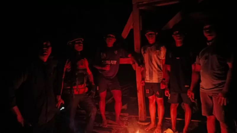 Delapan remaja yang dilaporkan terjebak di Sungai Bangek, Kecamatan Koto Tangah, Kota Padang akibat hujan deras berhasil dievakuasi oleh Tim SAR Gabungan pada Senin (16/2/2026) malam. (Dok. Basarnas)