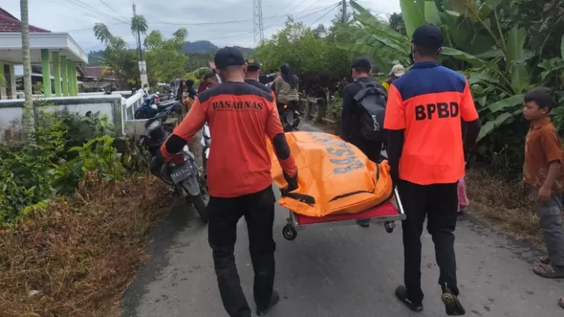 Evakuasi jasad Aska (13), remaja asal Kabupaten Pesisir Selatan (Pessel) yang sempat dilaporkan hilang sejak Sabtu (14/2/2026). Korban ditemukan oleh Tim SAR Gabungan pada Selasa (17/2/2026) pagi. (Dok. Basarnas)