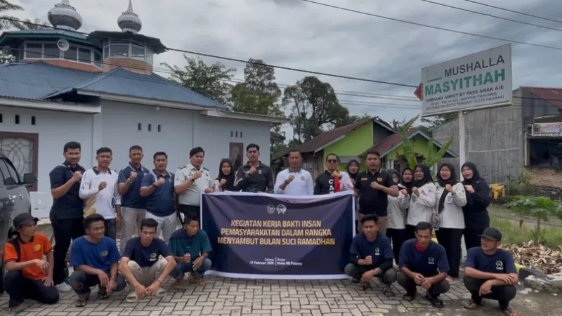 Jajaran petugas di Rumah Tahanan Negara (Rutan) Kelas IIB Padang menggelar kerja bakti membersihkan Musala Masyithah, Selasa (17/2/2026) pagi. (Dok. Rutan Padang)