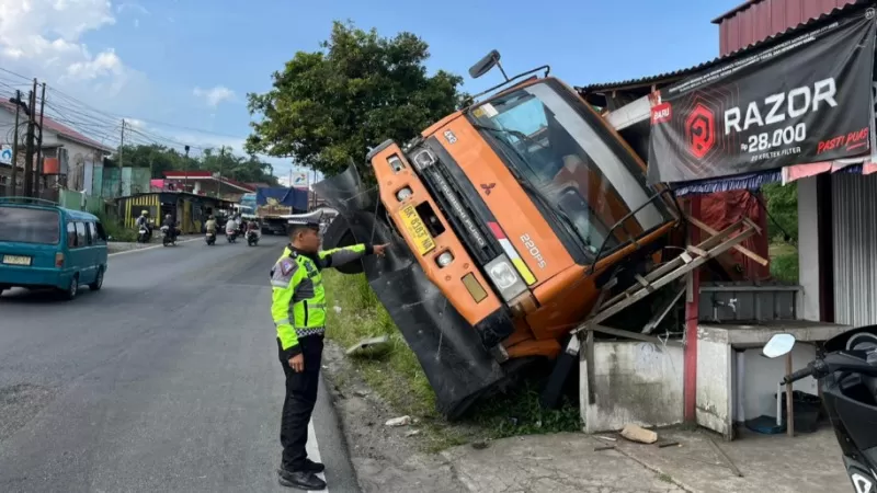 Satu truk jenis Mitsubishi Fuso dilaporkan mengalami laka tunggal di kawasan Bintungan, Nagari Panyalaian, Kecamatan X Koto, Kabupaten Tanah Datar, tepatnya di Simpang MTSN Kota Padang Panjang, Jumat (20/2/2026) sekitar pukul 16.30 WIB. (Dok. Polres Panjang)