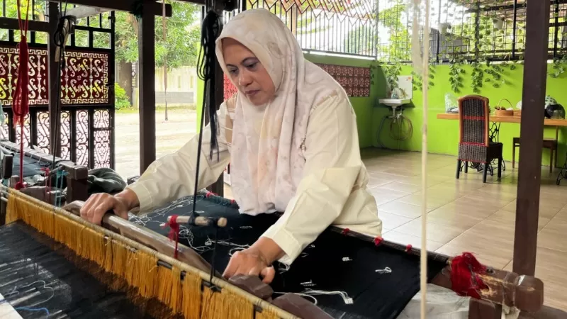 Reihani Tenun Batik Batak Melayu, salah satu Usaha Mikro, Kecil dan Menengah (UMKM) Mitra Binaan Pertamina Patra Niaga Regional Sumatera Bagian Utara (PPN Sumbagut) yang kini berkembang di Kota Medan, Sumatera Utara (Sumut). (Dok. PPN Sumbagut)