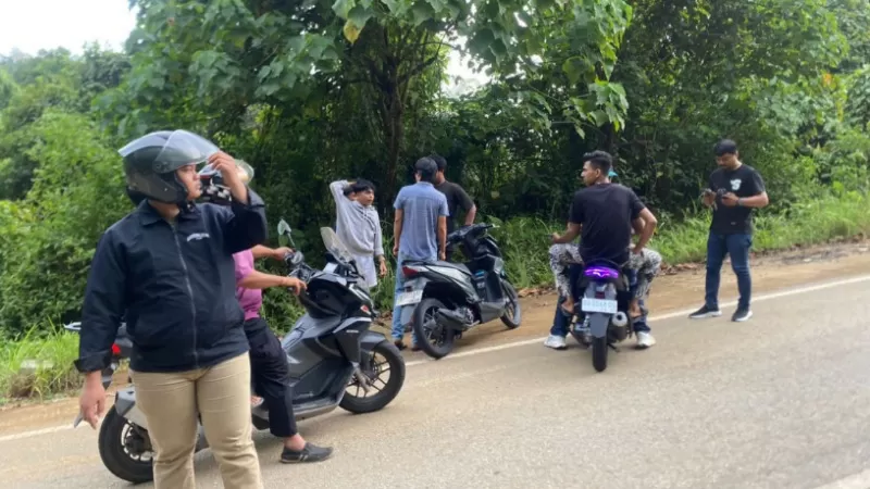 Polisi mengamankan sejumlah remaja dan 11 motor yang terlibat aksi balap liar di Jalan Baru Pantai Air Manis, Kecamatan Padang Selatan, Kota Padang pada Senin (23/2/2026) sore. (Dok. Polresta Padang)