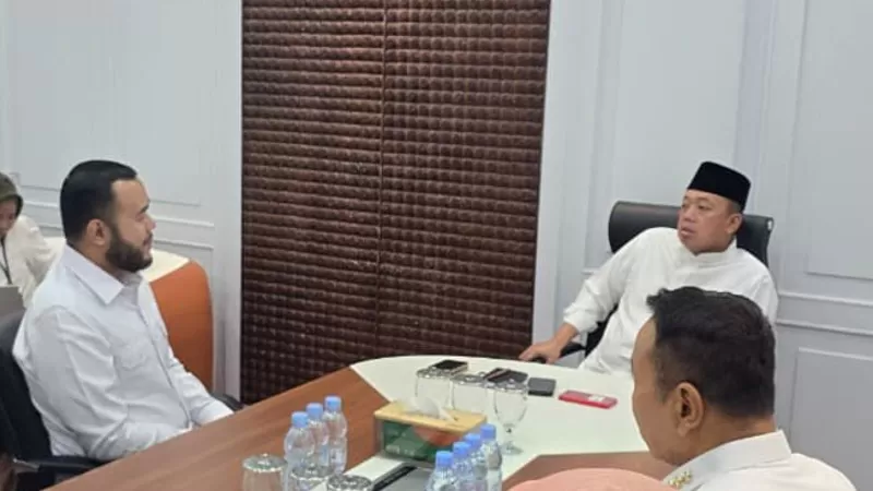Wali Kota Padang, Fadly Amran (kiri) menemui Menteri Agraria dan Tata Ruang yang juga Kepala Badan Pertanahan Nasional (ATR/BPN), Nusron Wahid (tengah) untuk membahas percepatan pengadaan tanah hunian tetap (huntap) korban terdampak bencana alam serta lahan untuk sekolah rakyat di Kota Padang. (Dok. Prokopim)