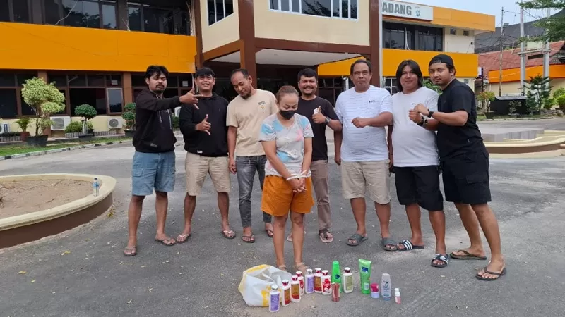 Seorang ibu muda berinisial WM (38) ditangkap karena diduga melakukan pencurian di salah satu Mini Market Kota Padang. Ia ditangkap pada Selasa (24/1/2026) malam. (Dok. Tim 1 Klewang Polresta Padang)