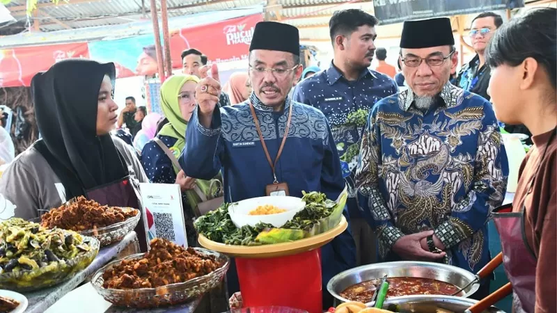 Balai Besar Pengawas Obat dan Makanan (BBPOM) di Padang turun langsung melakukan inspeksi mendadak (sidak) ke sentra kuliner Ramadan, Kamis (26/2/2026) sore. (Dok. Prokopim)