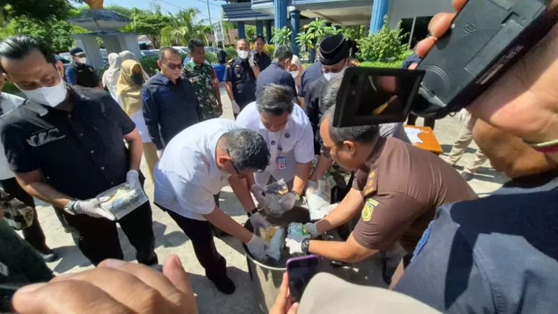 Pemusnahan 11 kilogram lebih sabu-sabu oleh Badan Narkotika Nasional Provinsi Sumatera Barat (BNNP Sumbar). (Dok. BNN)