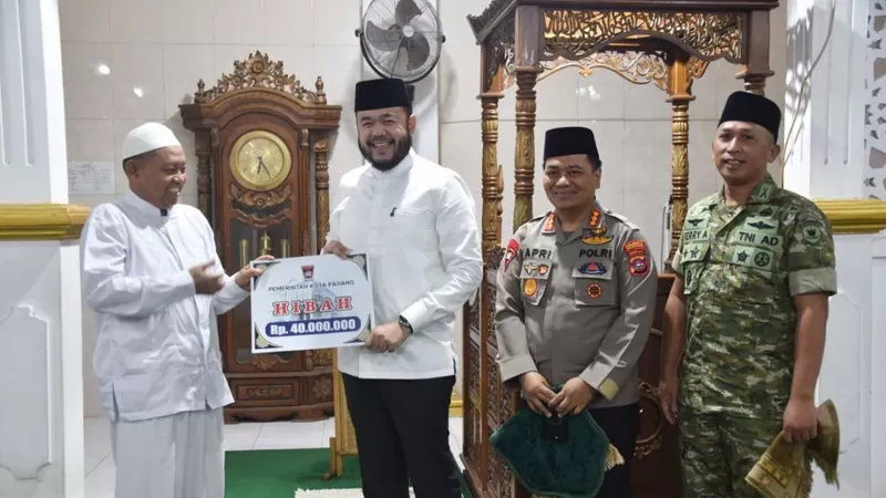 Penyerahan dana hibah secara hibah secara simbolis dari Wali Kota Padang, Fadly Amran kepada pengurus Masjid Ikhwanusshafa dalam kegiatan Safari Ramadan. Pada kesempatan itu, Wali Kota juga menyampaikan informasi terbaru terkait penanganan pasca bencana banjir bandang beberapa waktu lalu. (Dok. Prokopim)