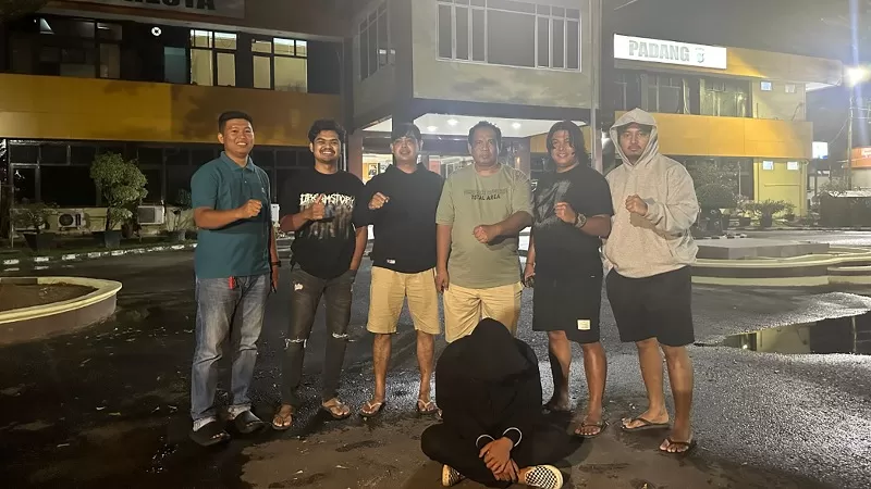 Pelaku penggelapan peralatan pangkas rambut ditangkap usai buron selama dua tahun lebih. Penangkapan dilakukan pada Kamis (26/2/2026) malam. (Dok. Tim 1 Klewang Polresta Padang)