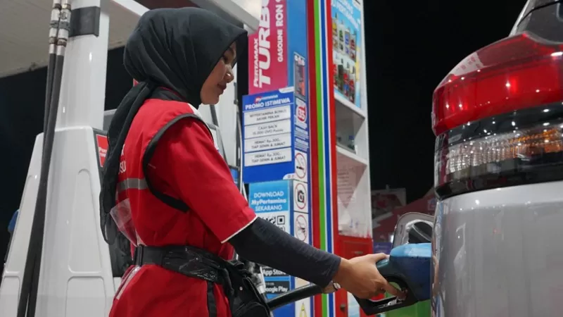 Ilustrasi operator mengisikan BBM ke salah satu kendaraan pengguna mobil. (Dok. PPN Sumbagut)