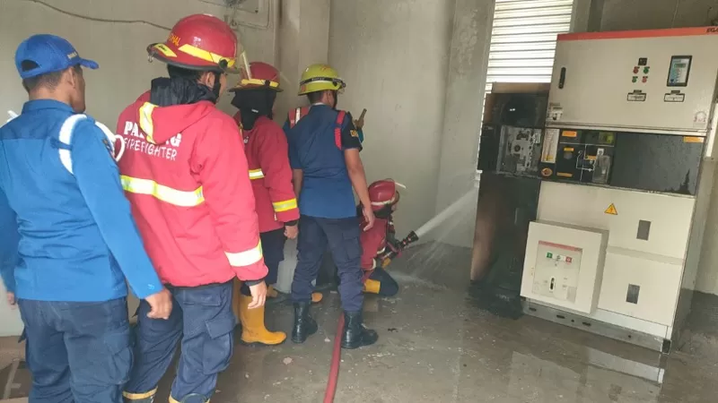 Kebakaran gardu listrik tegangan tinggi di Kompleks Perkantoran BMCKTR Sumbar, Minggu (1/3/2026) siang. (Dok. Padang Fire Fighter)